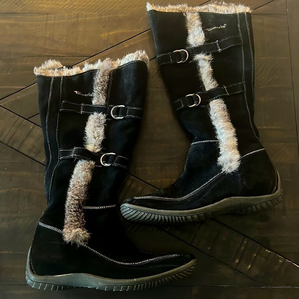 Black Winter Boots with Fur Trim
